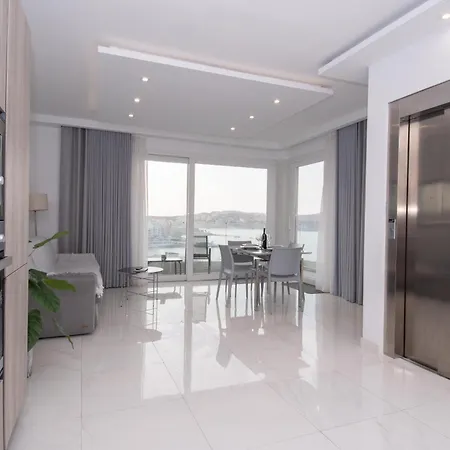 Sea Front Apartment *